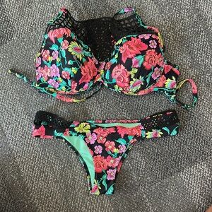 Shade & Shore 36 D swim top and size small bottom